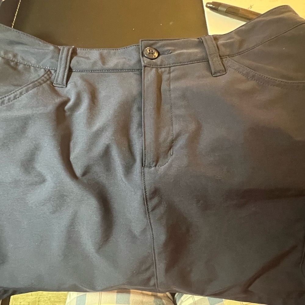 EDDIE BAUER LADIES SKORTS SIZE 6 HAS TWO FRONT AND TWO BACK POCKETS AND ONE SIDE